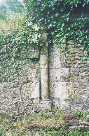 Moulded shaft in chapter house