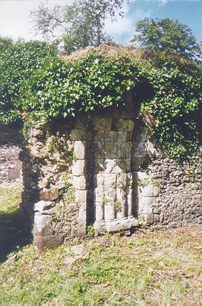 Moulded shafts in chapter house